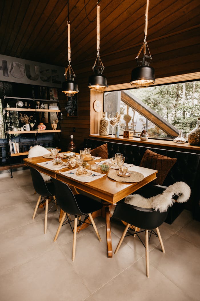 Warm, inviting dining room setup with rustic elegance in Espírito Santo, Brazil.